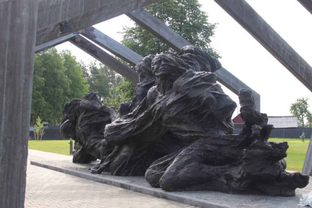 Скульптура «Беларусь — скорбящая мать»