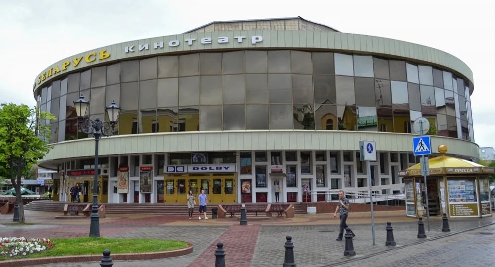 Аллея фонарей на улице Гоголя в Бресте
