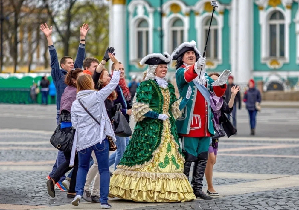 Экскурсия день россии. Фотография Петра первого на Дворцовой Питер.